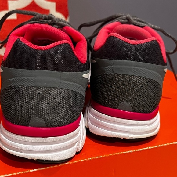 Like New: Nike Zoom Vomero+ 8. Women’s Size 9.5. Color: Pink/Grey - Picture 5 of 8